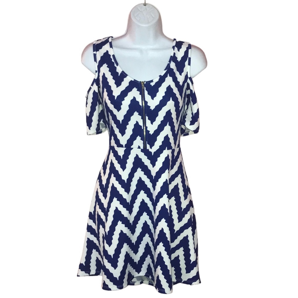 Espresso Cold Shoulder Blue White Chevron Print Short Dress - Medium - Picture 8 of 12